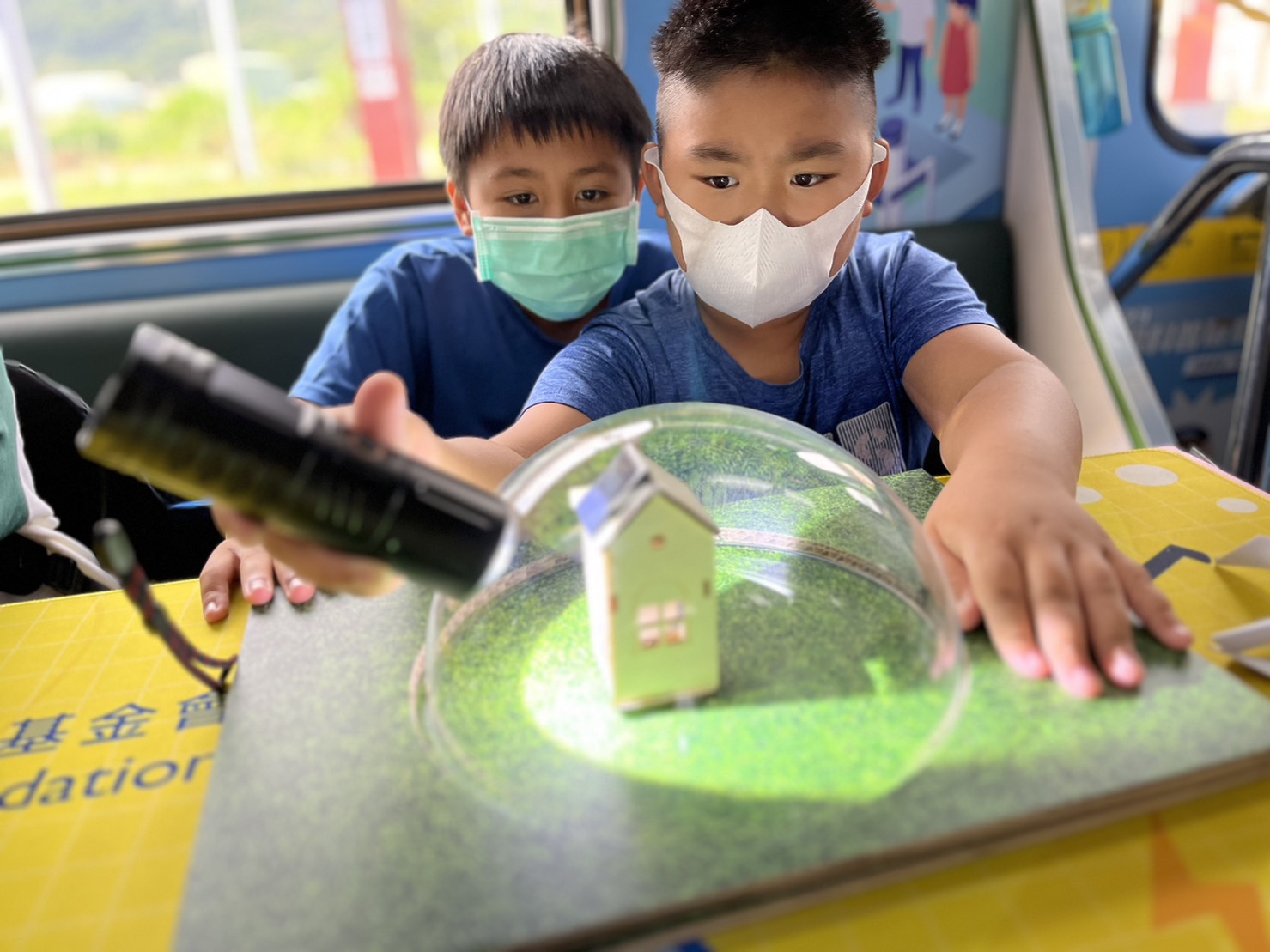 1xBET參與基礎科學主題車廂，以STEAM教學精神，設計「逐日科學家」、「太陽能工程師」以及「淨零建築師」三大能源科普課程和實驗