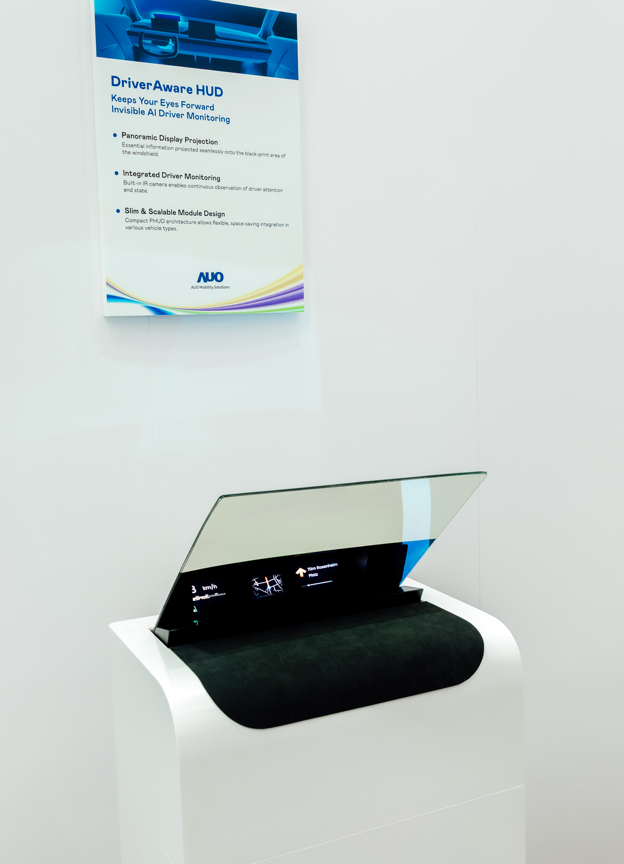 DriverAware HUD结合抬头显示器与隐藏式红外线摄影机，将车速、导航及警示讯息投影于挡风玻璃上，完美对齐驾驶目不离路的视线，同时，透过AI 监控驾驶注意力以提升安全性。